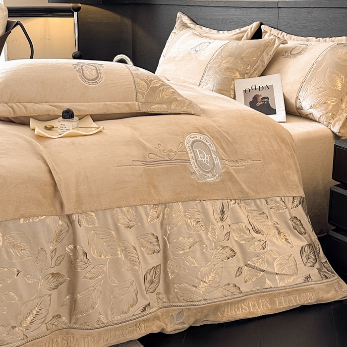 91家纺网 家纺一手货源 找家纺 帝王家纺 2025新款冬季刺绣加厚保暖烫金牛奶绒四件套珊瑚绒轻奢高级感 香槟