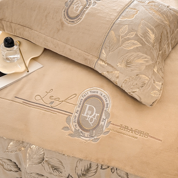 91家纺网 家纺一手货源 找家纺 帝王家纺 2025新款冬季刺绣加厚保暖烫金牛奶绒四件套珊瑚绒轻奢高级感 香槟