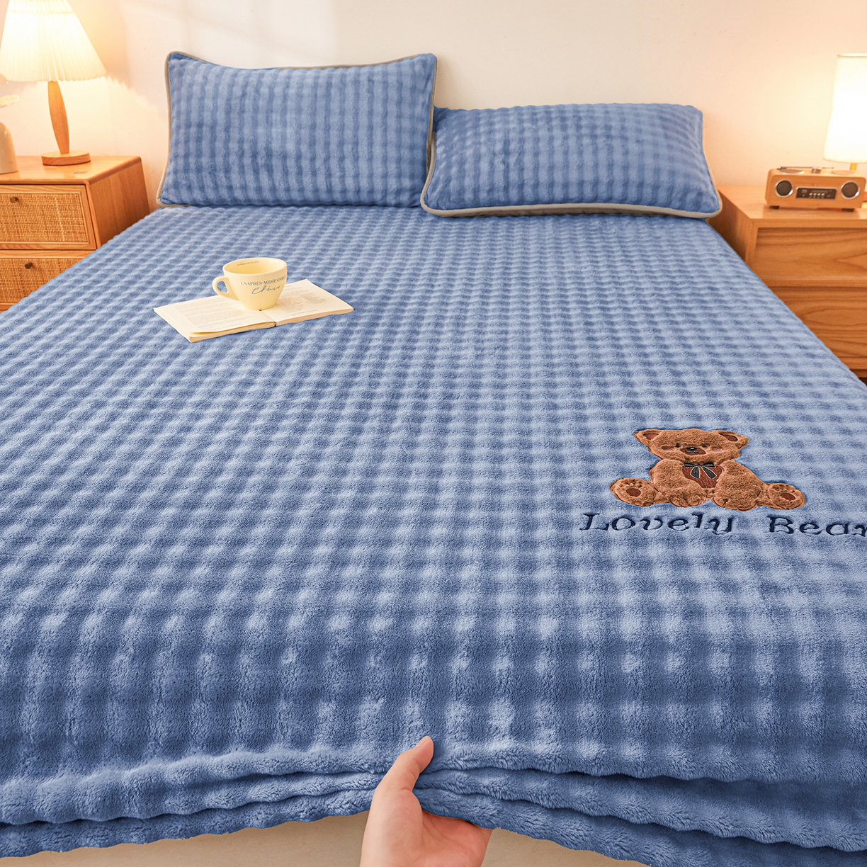 91家纺网 家纺一手货源 找家纺 （总）爱思凯家纺 2025新款加厚泡泡绒纯色床笠-松饼熊