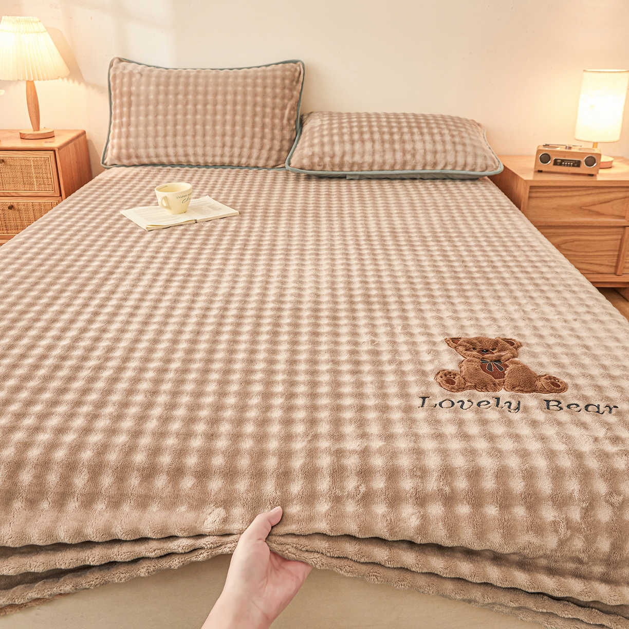 91家纺网 家纺一手货源 找家纺 （总）爱思凯家纺 2025新款加厚泡泡绒纯色床笠-松饼熊