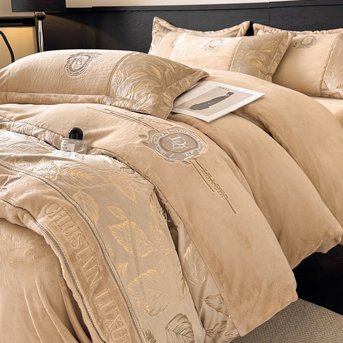 91家纺网 家纺一手货源 找家纺 （总）帝王家纺 2025新款冬季刺绣加厚保暖烫金牛奶绒四件套珊瑚绒轻奢高级感