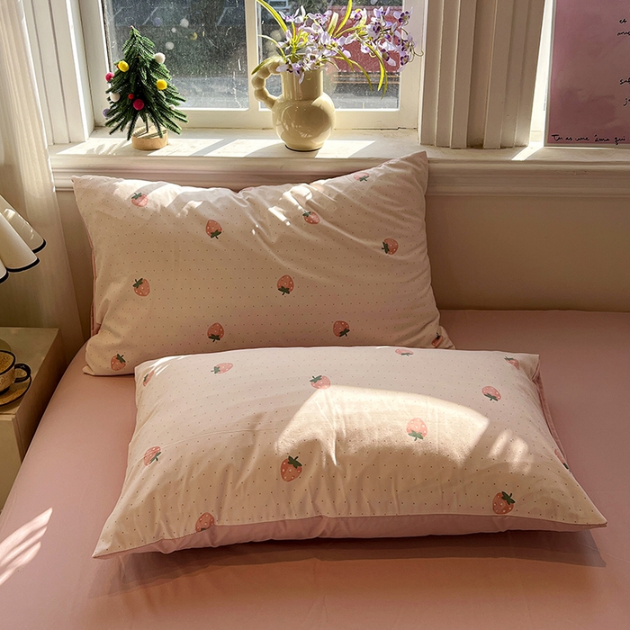 91家纺网 家纺一手货源 找家纺 仟网汇 2025新款古法水洗仿棉云感纱四件套 草莓点点