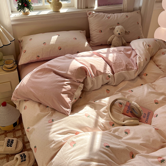 91家纺网 家纺一手货源 找家纺 仟网汇 2025新款古法水洗仿棉云感纱四件套 草莓点点