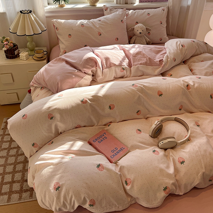 91家纺网 家纺一手货源 找家纺 仟网汇 2025新款古法水洗仿棉云感纱四件套 草莓点点