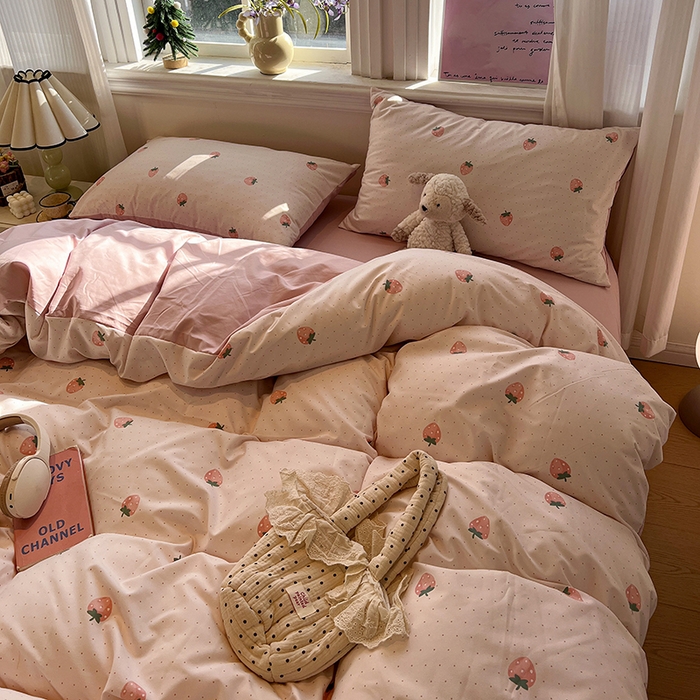 91家纺网 家纺一手货源 找家纺 仟网汇 2025新款古法水洗仿棉云感纱四件套 草莓点点