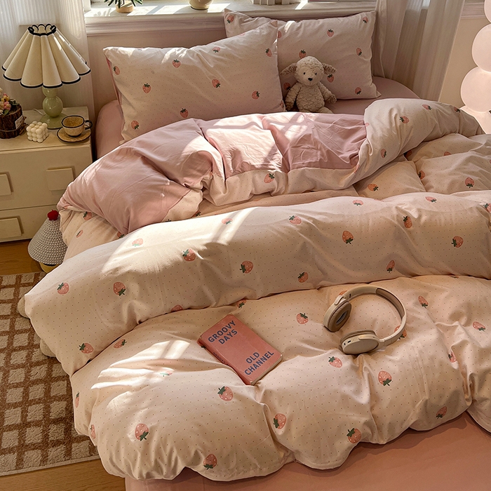 91家纺网 家纺一手货源 找家纺 仟网汇 2025新款古法水洗仿棉云感纱四件套 草莓点点