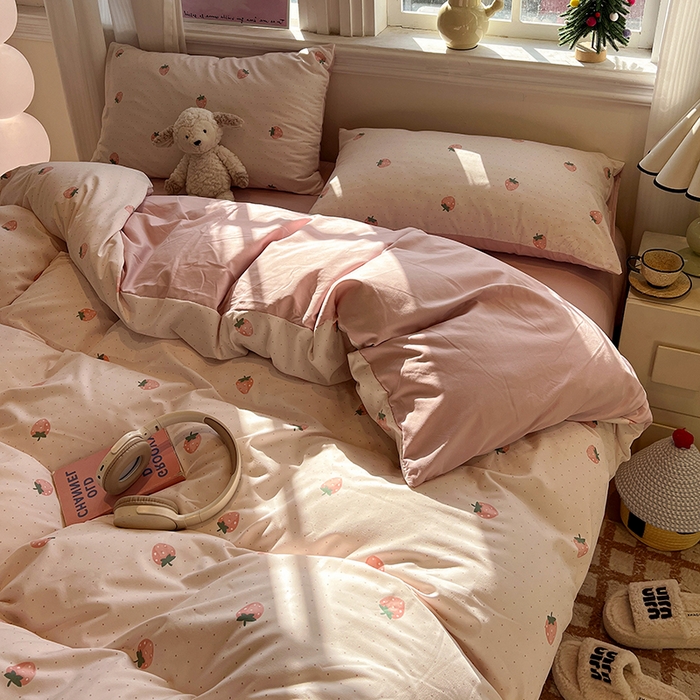 91家纺网 家纺一手货源 找家纺 仟网汇 2025新款古法水洗仿棉云感纱四件套 草莓点点