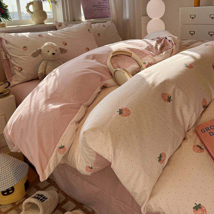 91家纺网 家纺一手货源 找家纺 仟网汇 2025新款古法水洗仿棉云感纱四件套 草莓点点