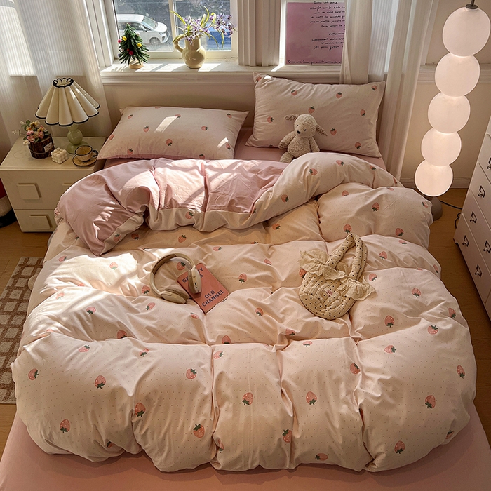 91家纺网 家纺一手货源 找家纺 仟网汇 2025新款古法水洗仿棉云感纱四件套 草莓点点