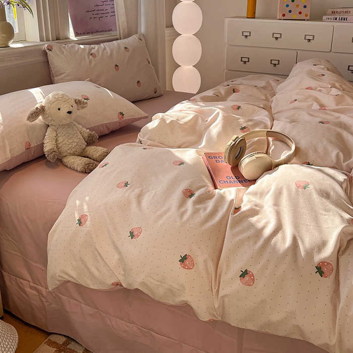 91家纺网 家纺一手货源 找家纺 仟网汇 2025新款古法水洗仿棉云感纱四件套 草莓点点