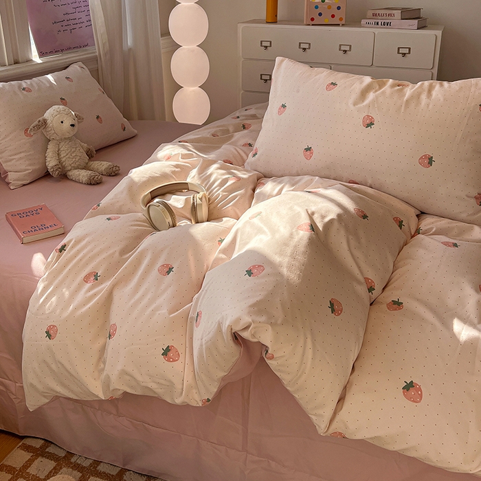 91家纺网 家纺一手货源 找家纺 仟网汇 2025新款古法水洗仿棉云感纱四件套 草莓点点