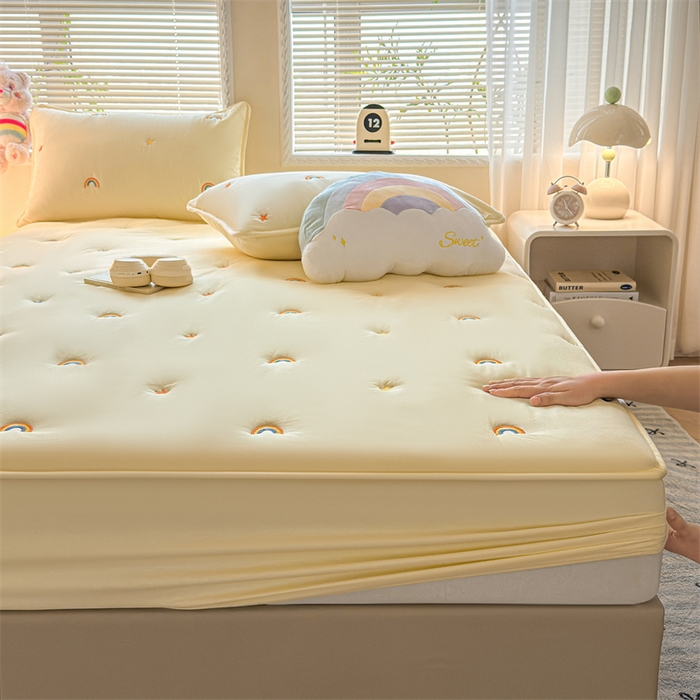 91家纺网 家纺一手货源 找家纺 糯米猪家纺 2025新款A类卡皮巴拉全棉夹棉床笠 彩虹-鹅黄