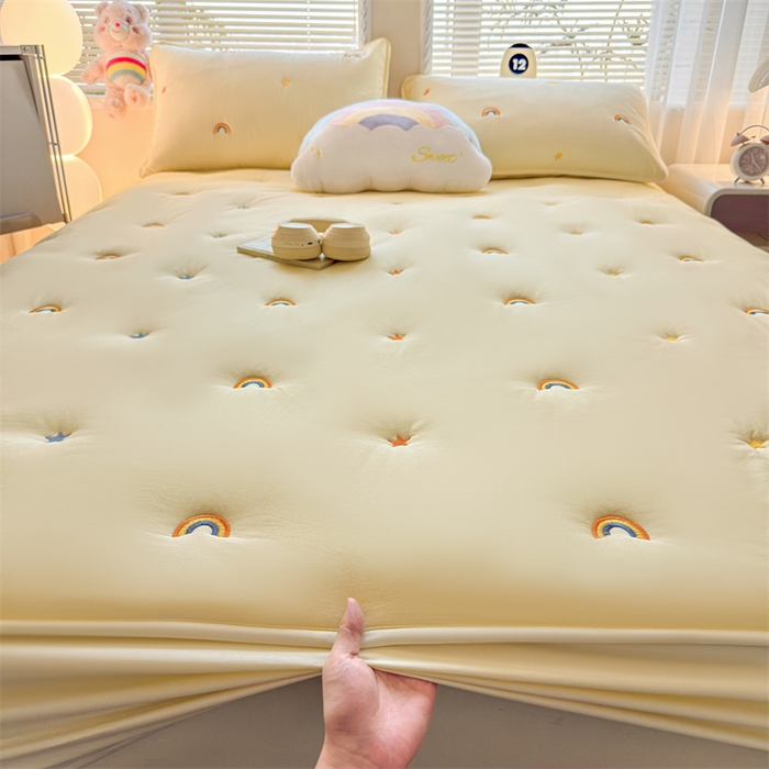 91家纺网 家纺一手货源 找家纺 糯米猪家纺 2025新款A类卡皮巴拉全棉夹棉床笠 彩虹-鹅黄