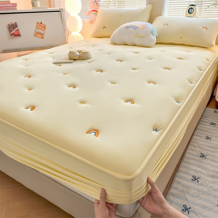 91家纺网 家纺一手货源 找家纺 糯米猪家纺 2025新款A类卡皮巴拉全棉夹棉床笠 彩虹-鹅黄