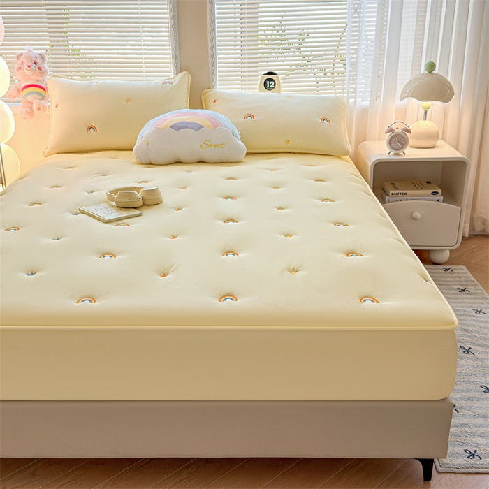 91家纺网 家纺一手货源 找家纺 糯米猪家纺 2025新款A类卡皮巴拉全棉夹棉床笠 彩虹-鹅黄