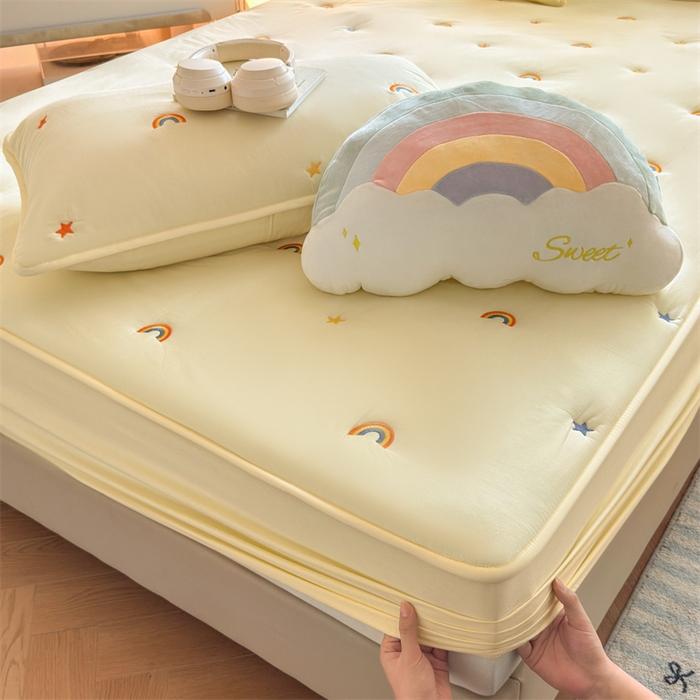 91家纺网 家纺一手货源 找家纺 糯米猪家纺 2025新款A类卡皮巴拉全棉夹棉床笠 彩虹-鹅黄