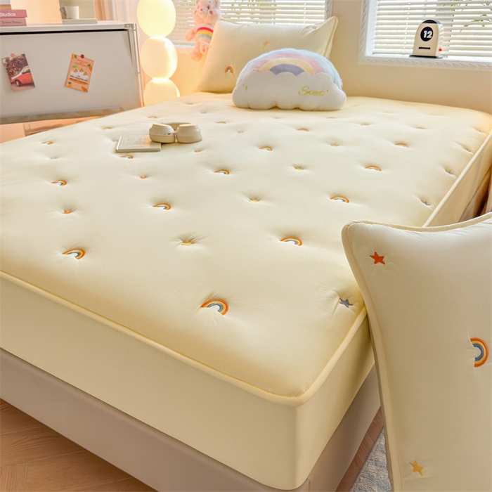 91家纺网 家纺一手货源 找家纺 糯米猪家纺 2025新款A类卡皮巴拉全棉夹棉床笠 彩虹-鹅黄