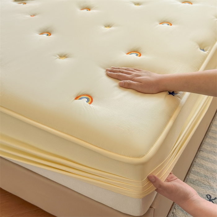 91家纺网 家纺一手货源 找家纺 糯米猪家纺 2025新款A类卡皮巴拉全棉夹棉床笠 彩虹-鹅黄