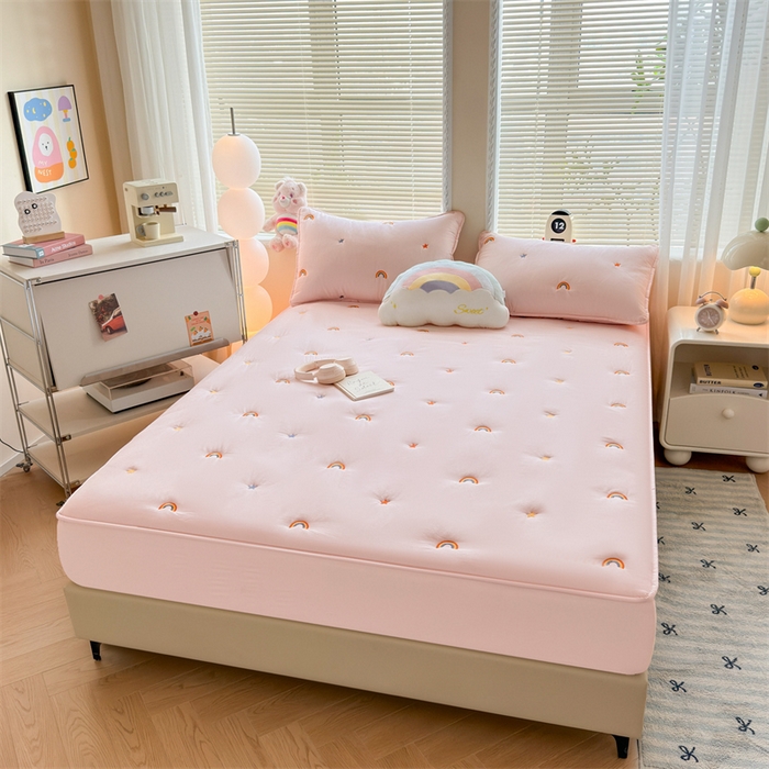 91家纺网 家纺一手货源 找家纺 糯米猪家纺 2025新款A类卡皮巴拉全棉夹棉床笠 彩虹-粉