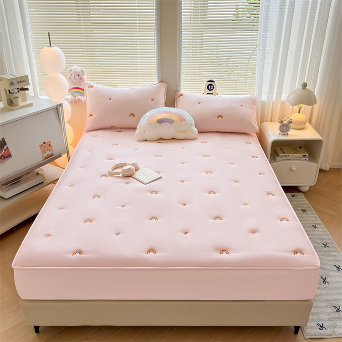 91家纺网 家纺一手货源 找家纺 糯米猪家纺 2025新款A类卡皮巴拉全棉夹棉床笠 彩虹-粉