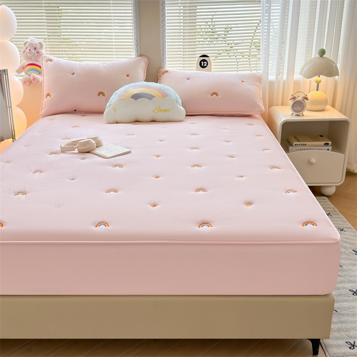 91家纺网 家纺一手货源 找家纺 糯米猪家纺 2025新款A类卡皮巴拉全棉夹棉床笠 彩虹-粉