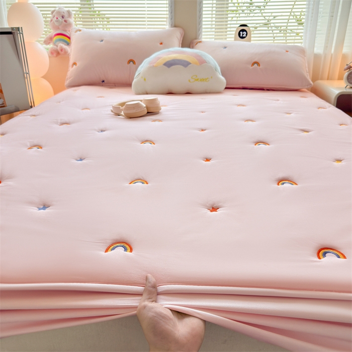 91家纺网 家纺一手货源 找家纺 糯米猪家纺 2025新款A类卡皮巴拉全棉夹棉床笠 彩虹-粉