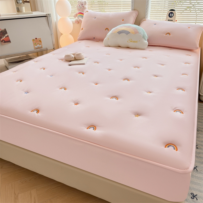 91家纺网 家纺一手货源 找家纺 糯米猪家纺 2025新款A类卡皮巴拉全棉夹棉床笠 彩虹-粉