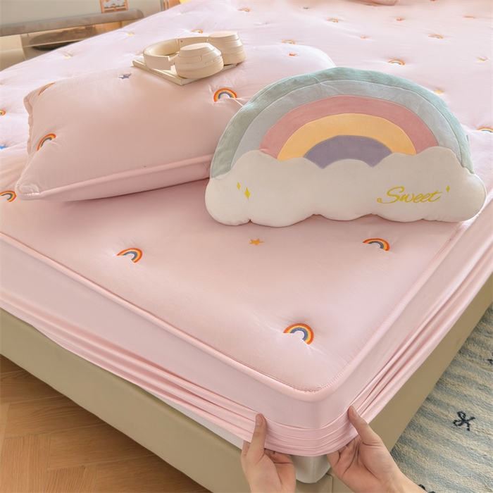 91家纺网 家纺一手货源 找家纺 糯米猪家纺 2025新款A类卡皮巴拉全棉夹棉床笠 彩虹-粉