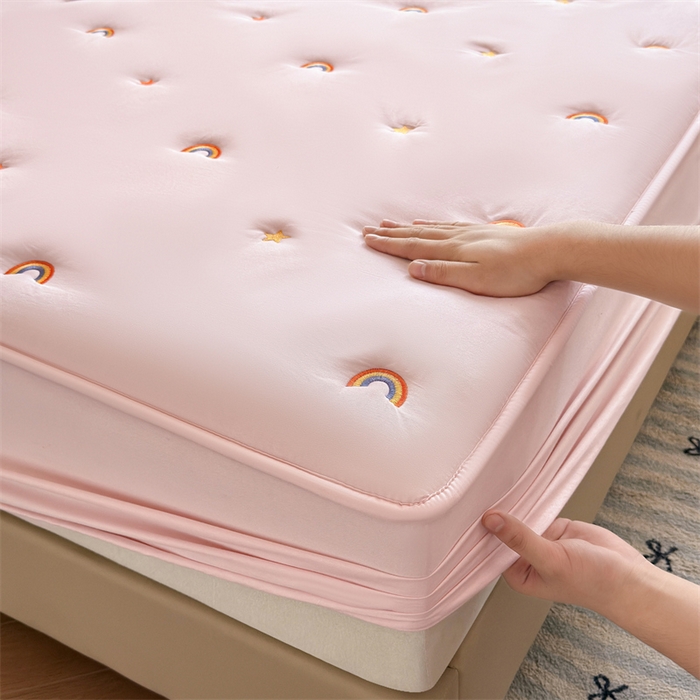 91家纺网 家纺一手货源 找家纺 糯米猪家纺 2025新款A类卡皮巴拉全棉夹棉床笠 彩虹-粉