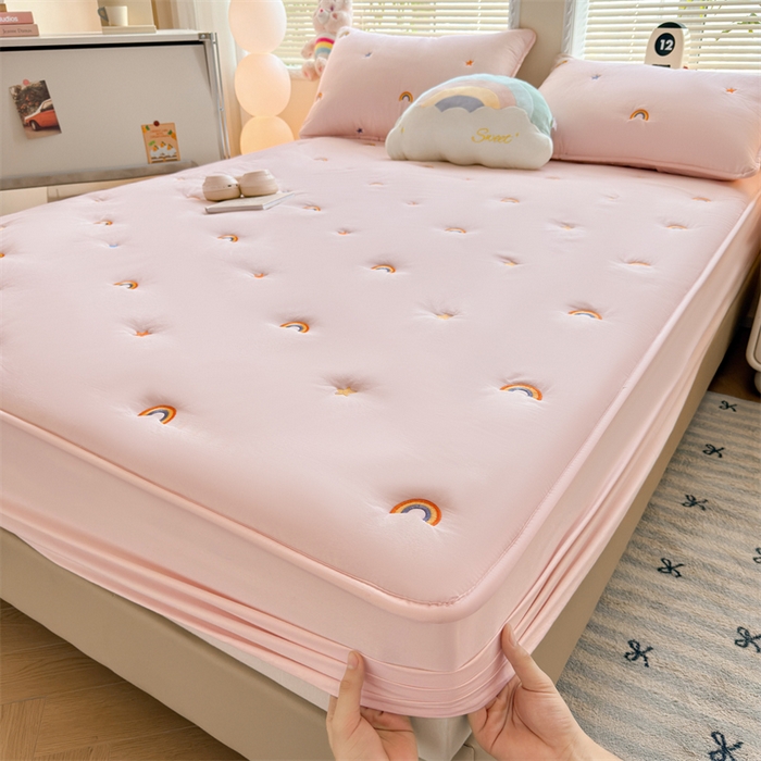 91家纺网 家纺一手货源 找家纺 糯米猪家纺 2025新款A类卡皮巴拉全棉夹棉床笠 彩虹-粉