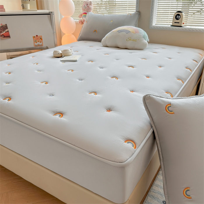 91家纺网 家纺一手货源 找家纺 糯米猪家纺 2025新款A类卡皮巴拉全棉夹棉床笠 彩虹-灰