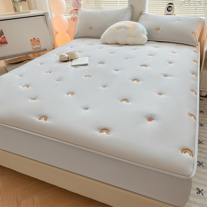 91家纺网 家纺一手货源 找家纺 糯米猪家纺 2025新款A类卡皮巴拉全棉夹棉床笠 彩虹-灰