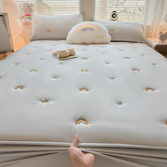 91家纺网 家纺一手货源 找家纺 糯米猪家纺 2025新款A类卡皮巴拉全棉夹棉床笠 彩虹-灰