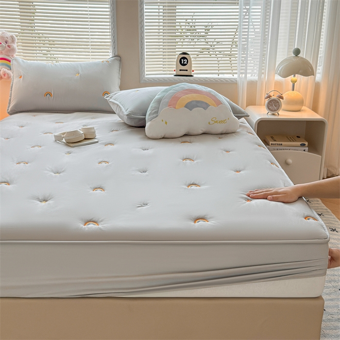 91家纺网 家纺一手货源 找家纺 糯米猪家纺 2025新款A类卡皮巴拉全棉夹棉床笠 彩虹-灰