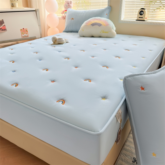 91家纺网 家纺一手货源 找家纺 糯米猪家纺 2025新款A类卡皮巴拉全棉夹棉床笠 彩虹-蓝