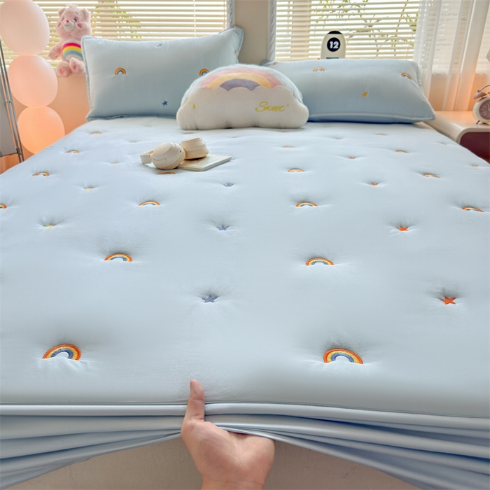 91家纺网 家纺一手货源 找家纺 糯米猪家纺 2025新款A类卡皮巴拉全棉夹棉床笠 彩虹-蓝