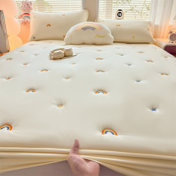 91家纺网 家纺一手货源 找家纺 糯米猪家纺 2025新款A类卡皮巴拉全棉夹棉床笠 彩虹-米