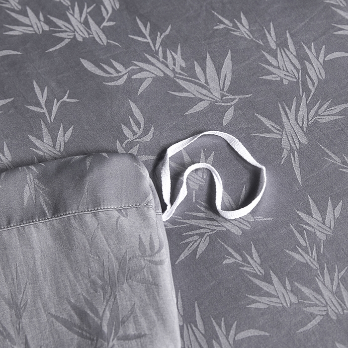 91家纺网 家纺一手货源 找家纺 乐卧家居 2026新款轻奢高级感新中式酒店风竹子提花纹样系带款四件套-时空 时空-灰