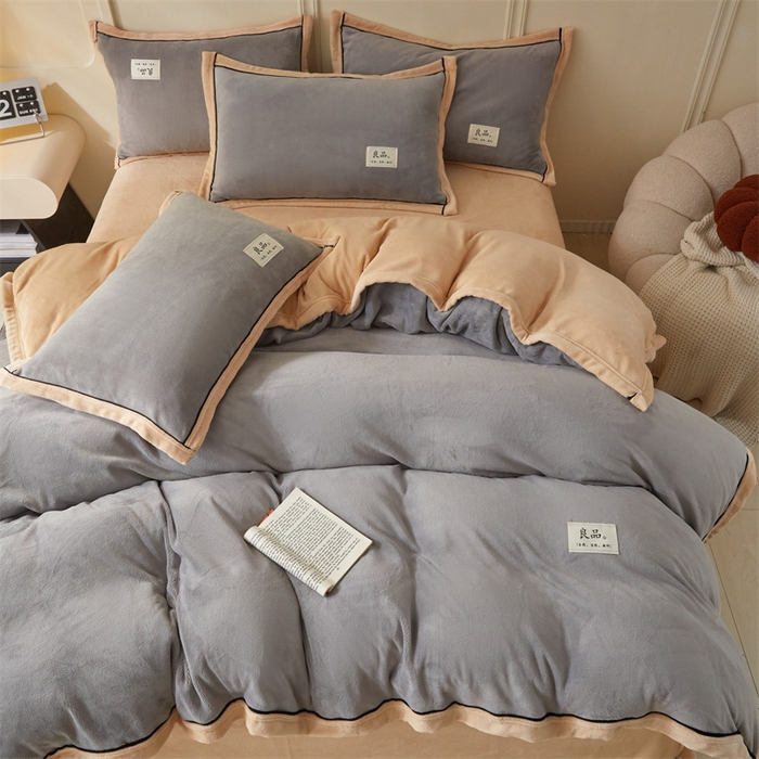 91家纺网 家纺一手货源 找家纺 慕木家纺 2025新款高克重简约无印风牛奶绒双拼四件套 浅灰+米金