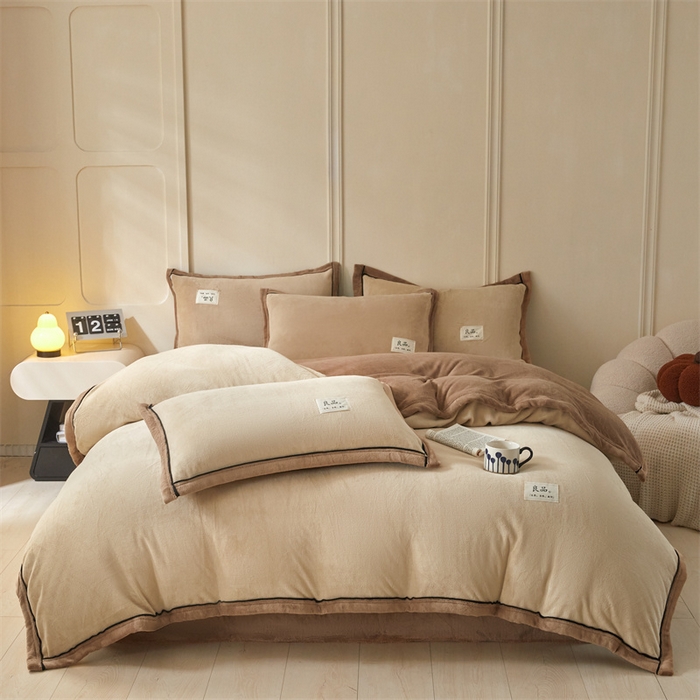91家纺网 家纺一手货源 找家纺 慕木家纺 2025新款高克重简约无印风牛奶绒双拼四件套 米驼+奶茶咖