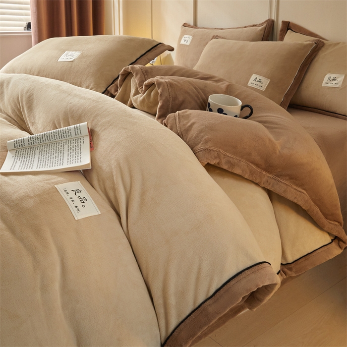 91家纺网 家纺一手货源 找家纺 慕木家纺 2025新款高克重简约无印风牛奶绒双拼四件套 米驼+奶茶咖