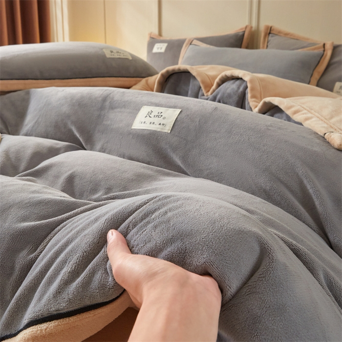 91家纺网 家纺一手货源 找家纺 慕木家纺 2025新款高克重简约无印风牛奶绒双拼四件套 浅灰+米金