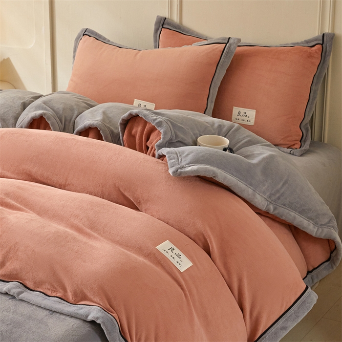 91家纺网 家纺一手货源 找家纺 慕木家纺 2025新款高克重简约无印风牛奶绒双拼四件套 双拼套件-豆沙+灰