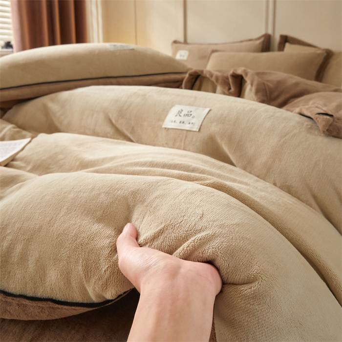 91家纺网 家纺一手货源 找家纺 慕木家纺 2025新款高克重简约无印风牛奶绒双拼四件套 米驼+奶茶咖