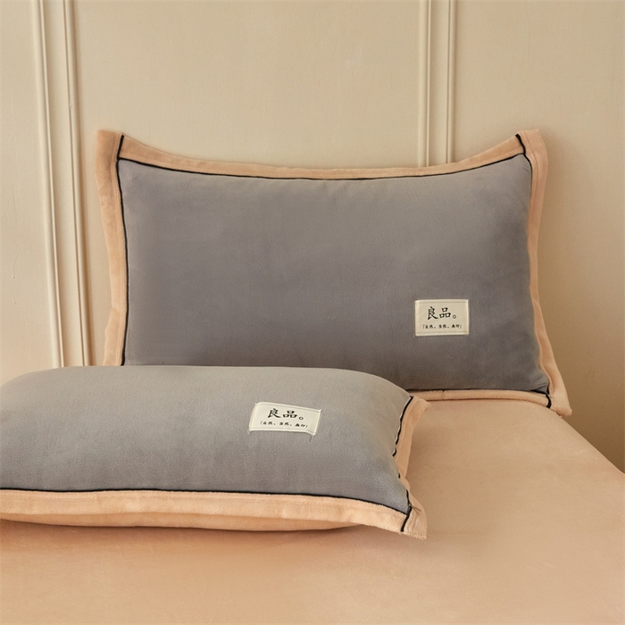 91家纺网 家纺一手货源 找家纺 慕木家纺 2025新款高克重简约无印风牛奶绒双拼四件套 浅灰+米金