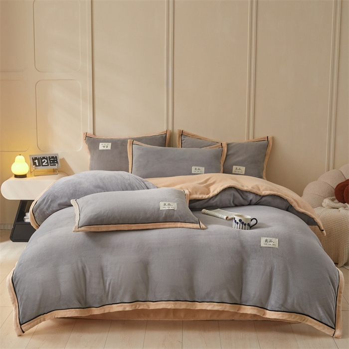 91家纺网 家纺一手货源 找家纺 慕木家纺 2025新款高克重简约无印风牛奶绒双拼四件套 浅灰+米金