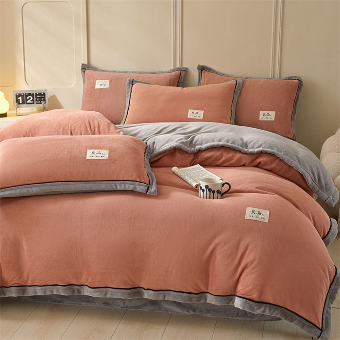 91家纺网 家纺一手货源 找家纺 慕木家纺 2025新款高克重简约无印风牛奶绒双拼四件套 双拼套件-豆沙+灰