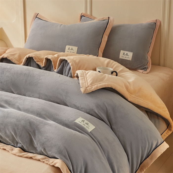 91家纺网 家纺一手货源 找家纺 慕木家纺 2025新款高克重简约无印风牛奶绒双拼四件套 浅灰+米金