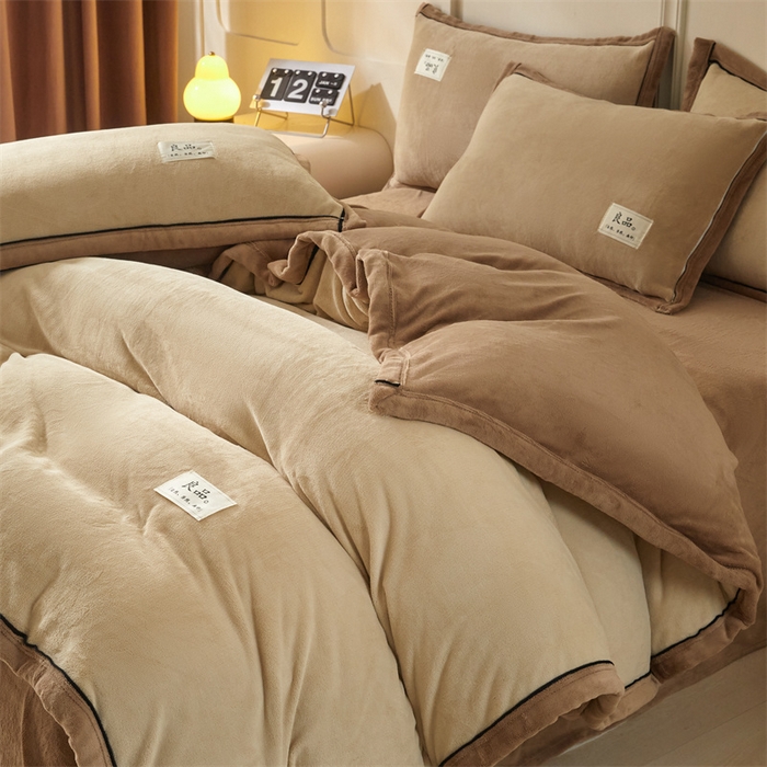 91家纺网 家纺一手货源 找家纺 慕木家纺 2025新款高克重简约无印风牛奶绒双拼四件套 米驼+奶茶咖