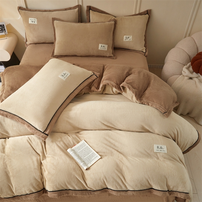 91家纺网 家纺一手货源 找家纺 慕木家纺 2025新款高克重简约无印风牛奶绒双拼四件套 米驼+奶茶咖